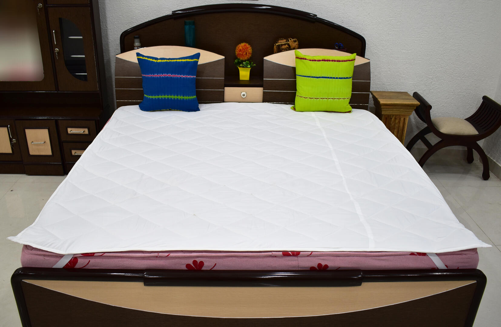 Double Bed Microfiber Waterproof Dustproof Quilted King Size Mattress Protector - White - Image 1
